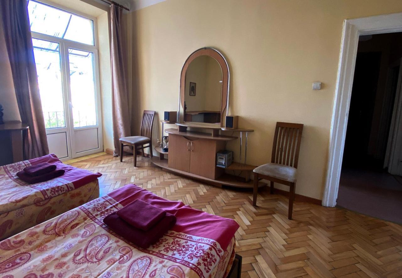 Apartment On Svobody Avenue Lviv Ngoại thất bức ảnh